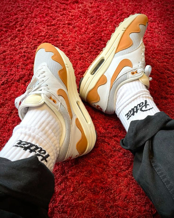 Nike Air Max 1 Patta Waves Monarch (without Bracelet), Lifestyle View 2, SKU DH1348-001