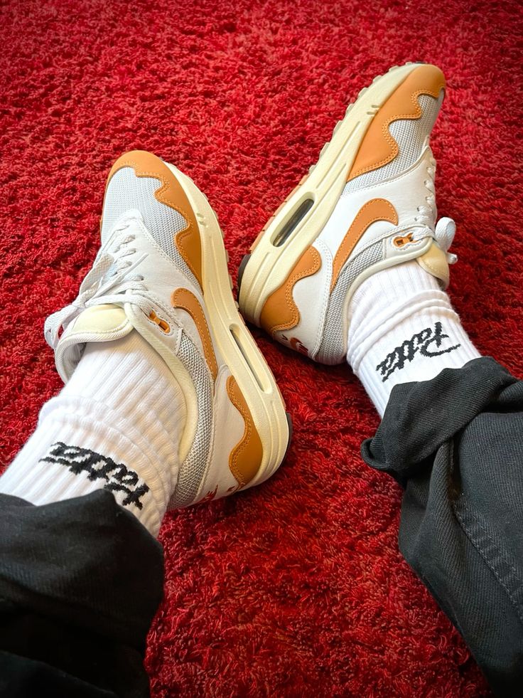 Nike Air Max 1 Patta Waves Monarch (without Bracelet), Lifestyle View 2, SKU DH1348-001