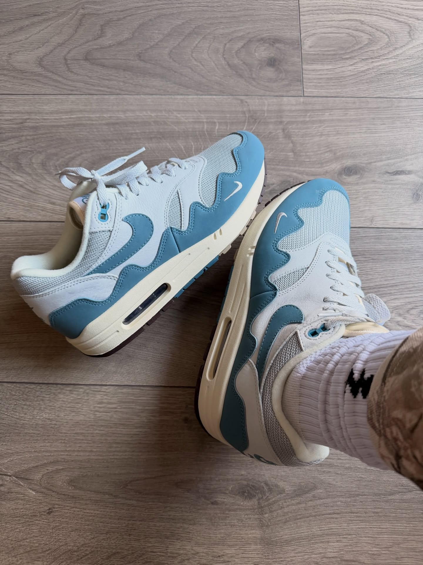 Nike Air Max 1 Patta Waves Noise Aqua (with Bracelet), Lifestyle View 5, SKU DH1348-004