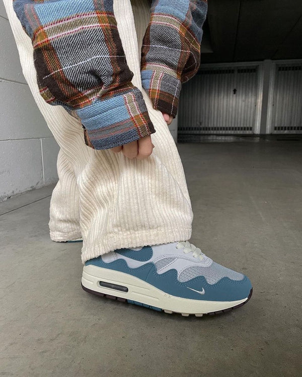 Nike Air Max 1 Patta Waves Noise Aqua (with Bracelet), Lifestyle View 6, SKU DH1348-004