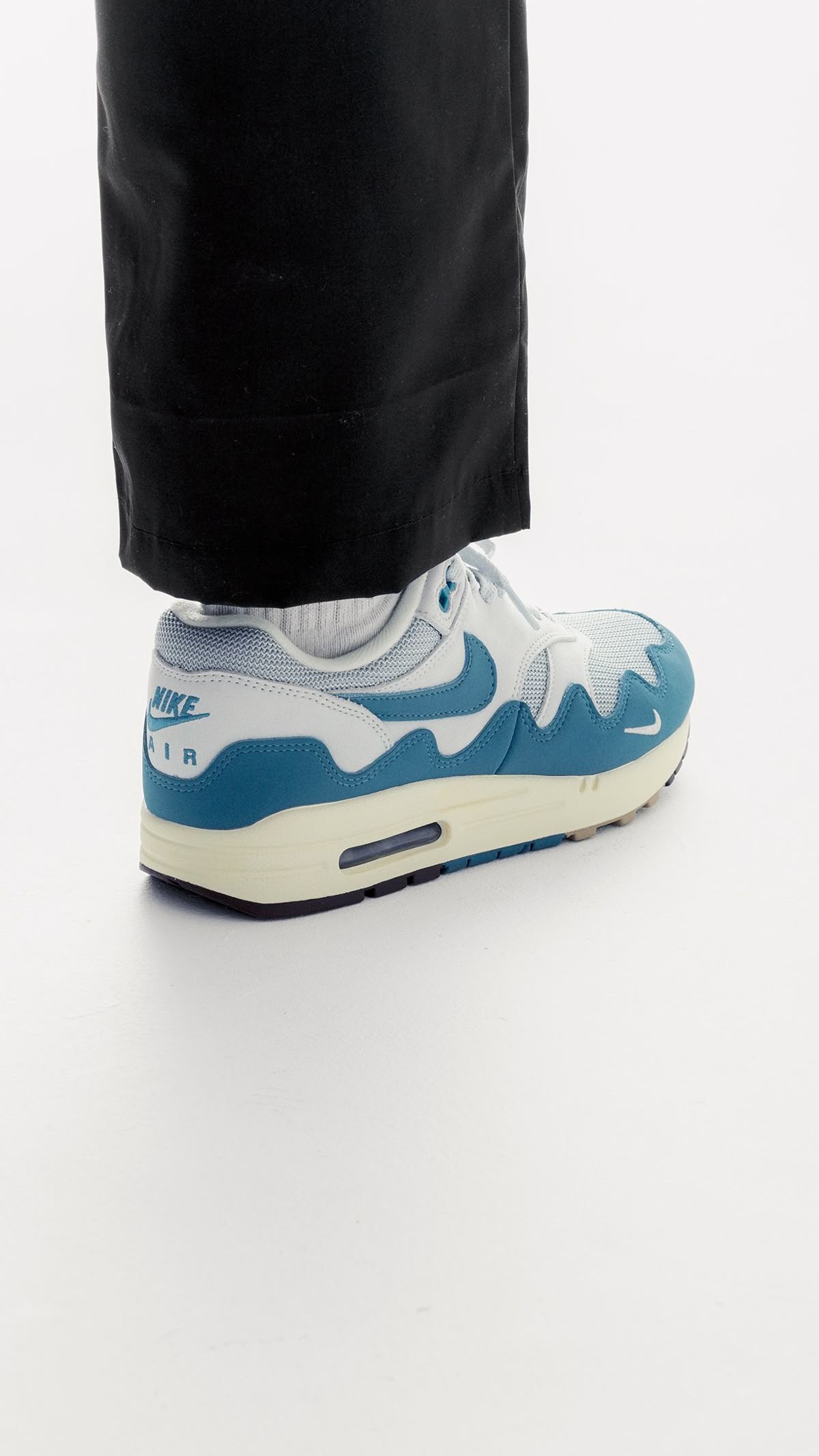 Nike Air Max 1 Patta Waves Noise Aqua (with Bracelet), Lifestyle View 3, SKU DH1348-004