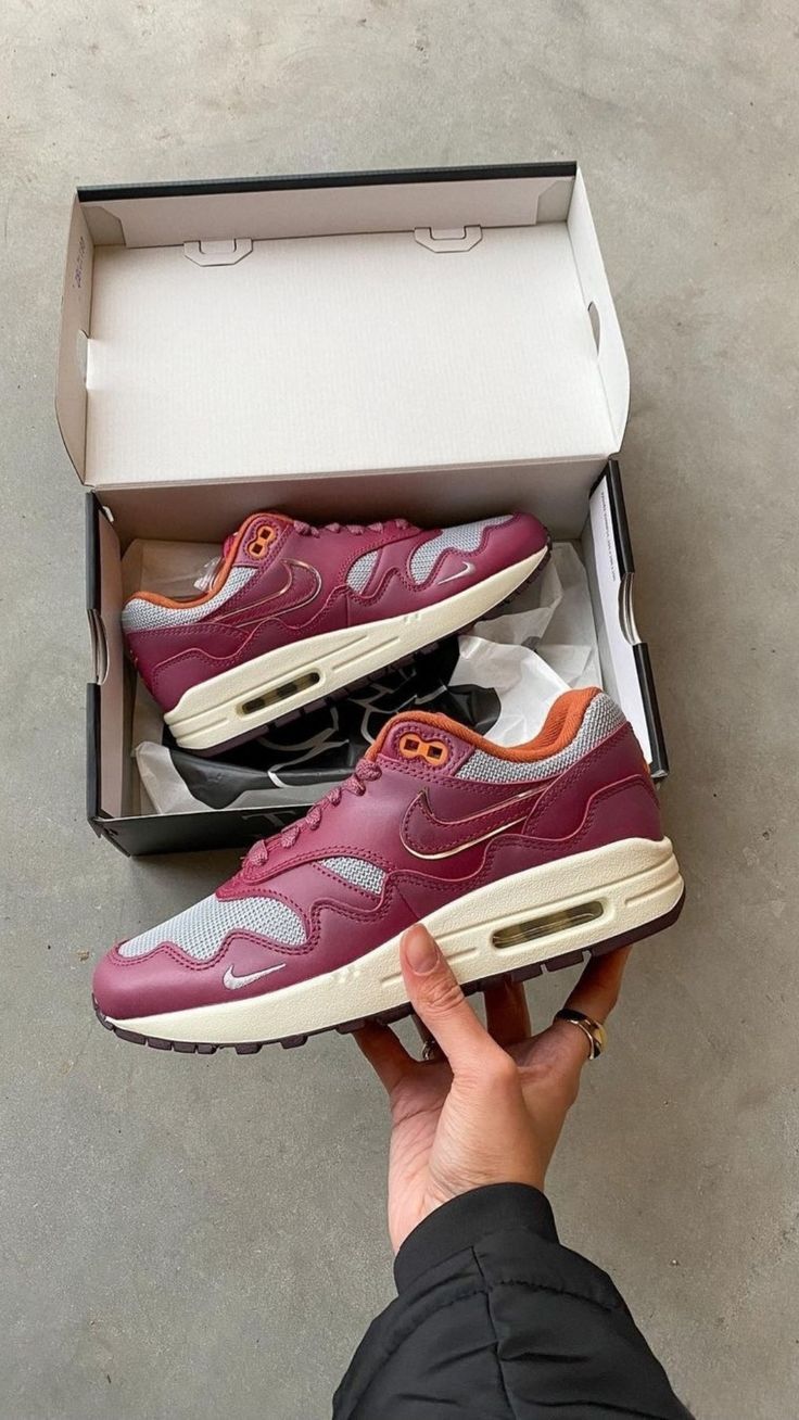 Nike Air Max 1 Patta Waves Rush Maroon (with Bracelet), Lifestyle View 2, SKU DO9549-001