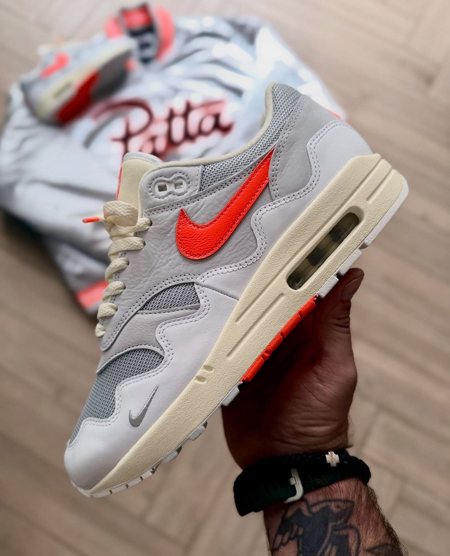 Nike Air Max 1 Patta Waves White Hyper Crimson (With Bracelet), Lifestyle View 7, SKU II7055-100