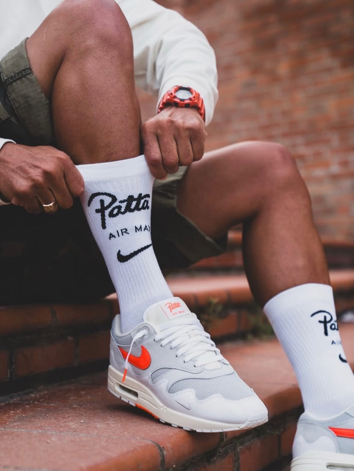 Nike Air Max 1 Patta Waves White Hyper Crimson (With Bracelet), Lifestyle View 4, SKU II7055-100