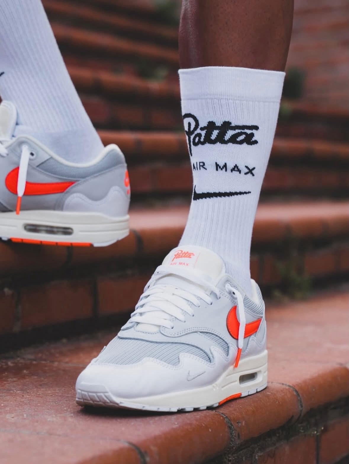 Nike Air Max 1 Patta Waves White Hyper Crimson (With Bracelet), Lifestyle View 5, SKU II7055-100