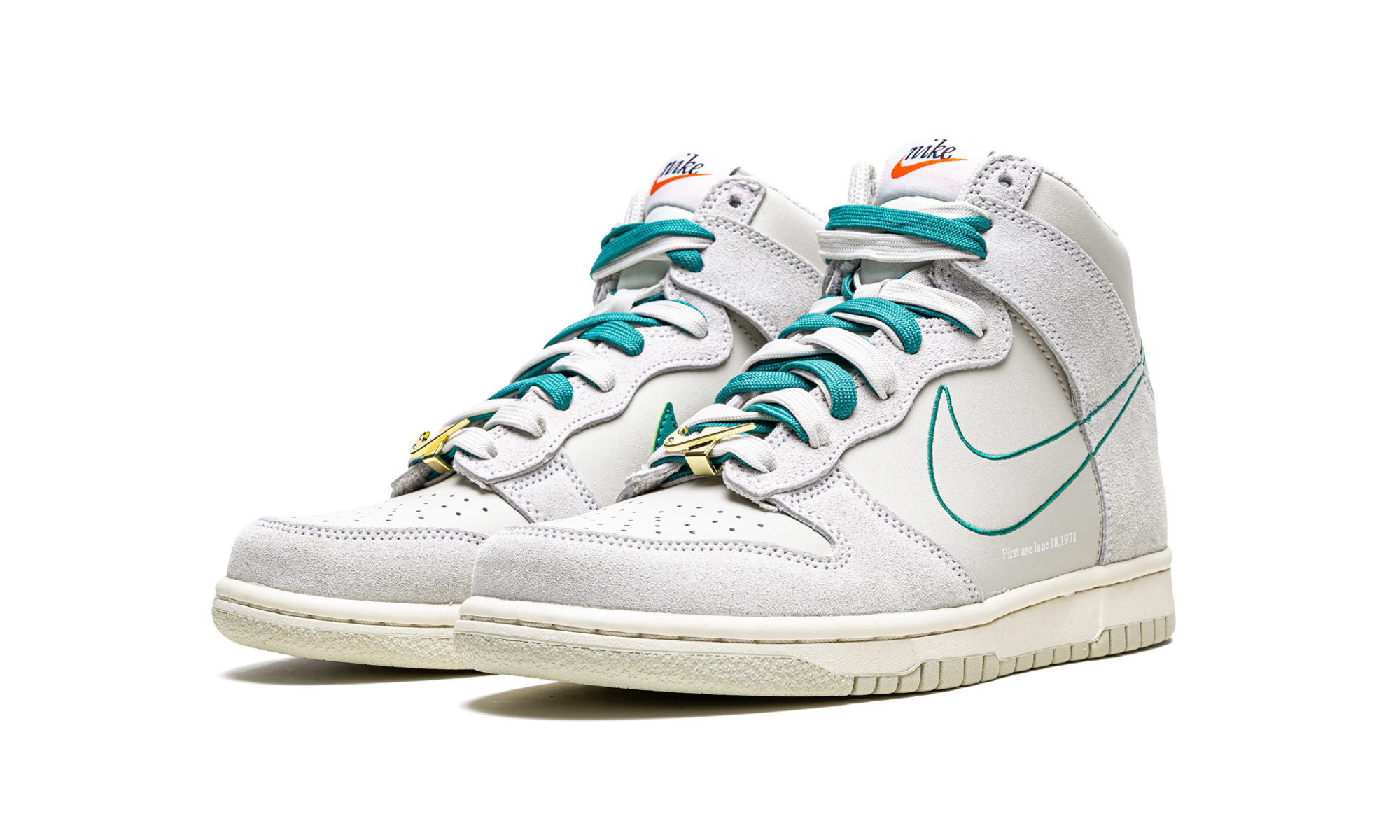 nike dunk high se first use sail gs+DD0733-001+diagnol left view
