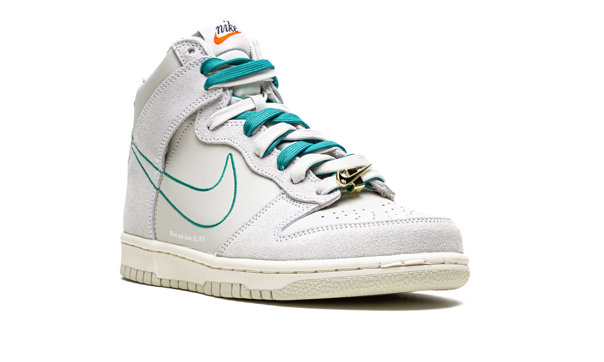 nike dunk high se first use sail gs+DD0733-001+diagnol right view