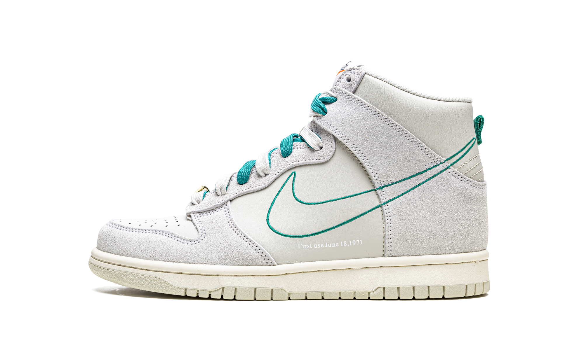 nike dunk high se first use sail gs+DD0733-001+diagnol right view 1