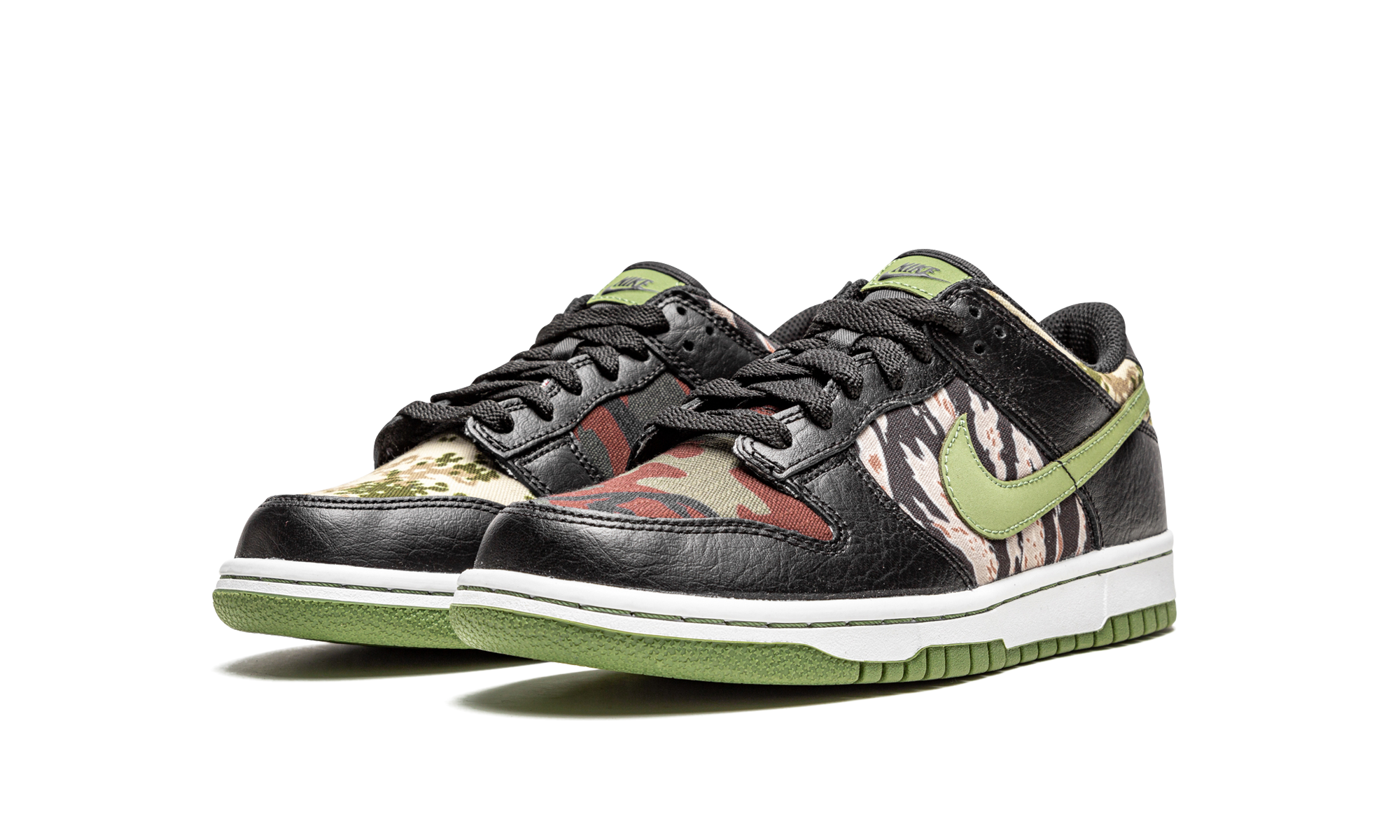 nike dunk low crazy camo gs+DB1909-001+diagnol left view