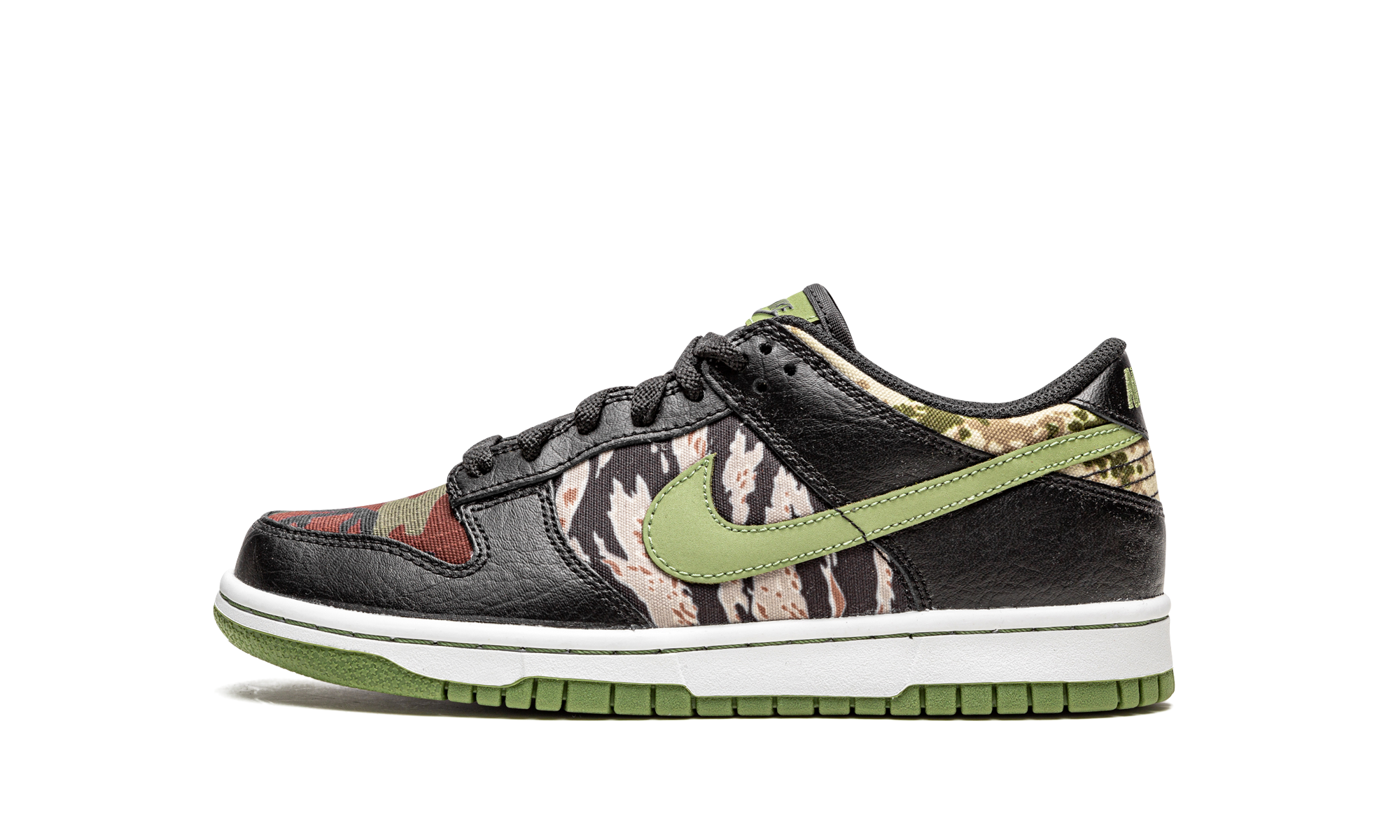 nike dunk low crazy camo gs+DB1909-001+diagnol right view 1