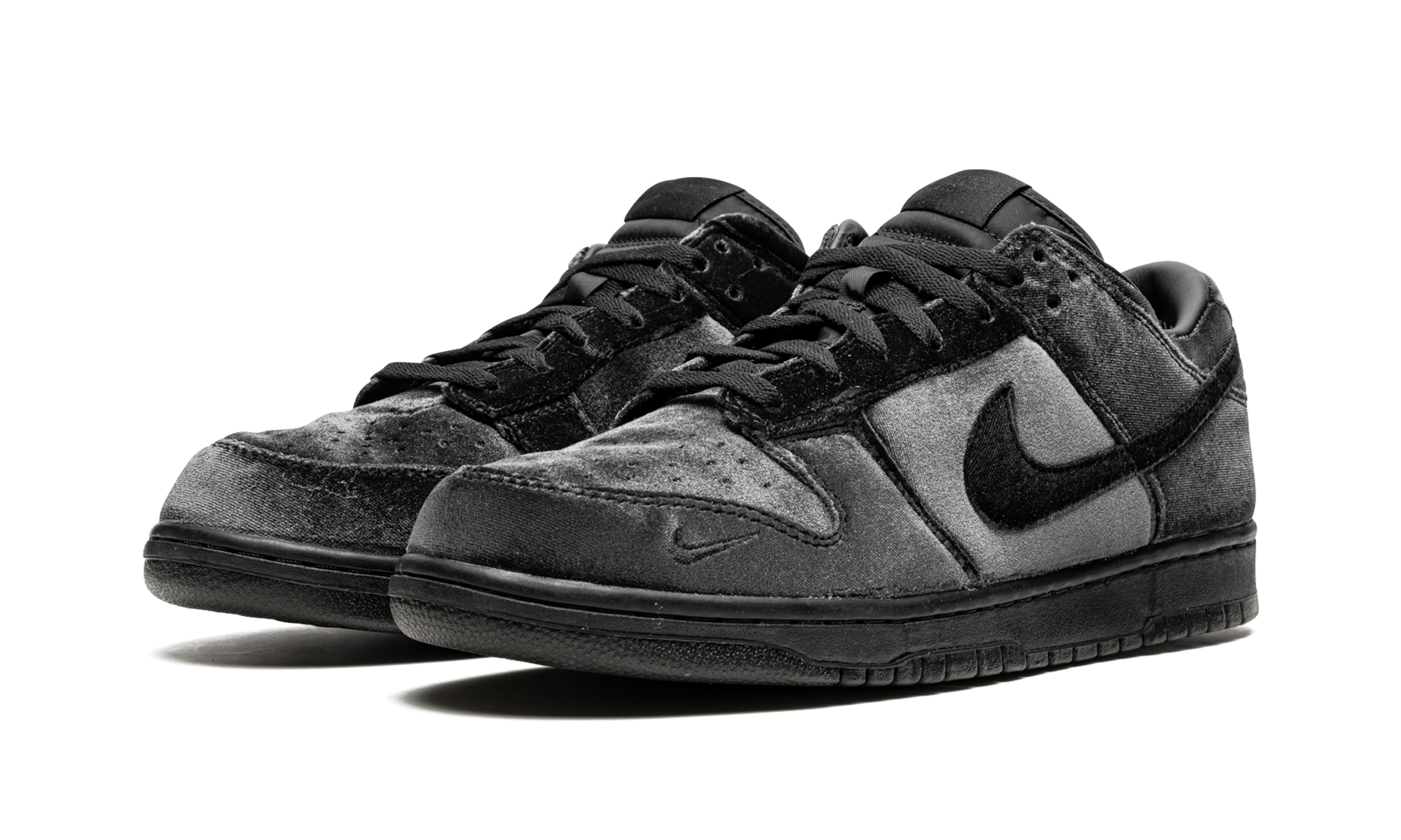 nike dunk low dover street market triple black velvet+DH2686-002+diagnol left view
