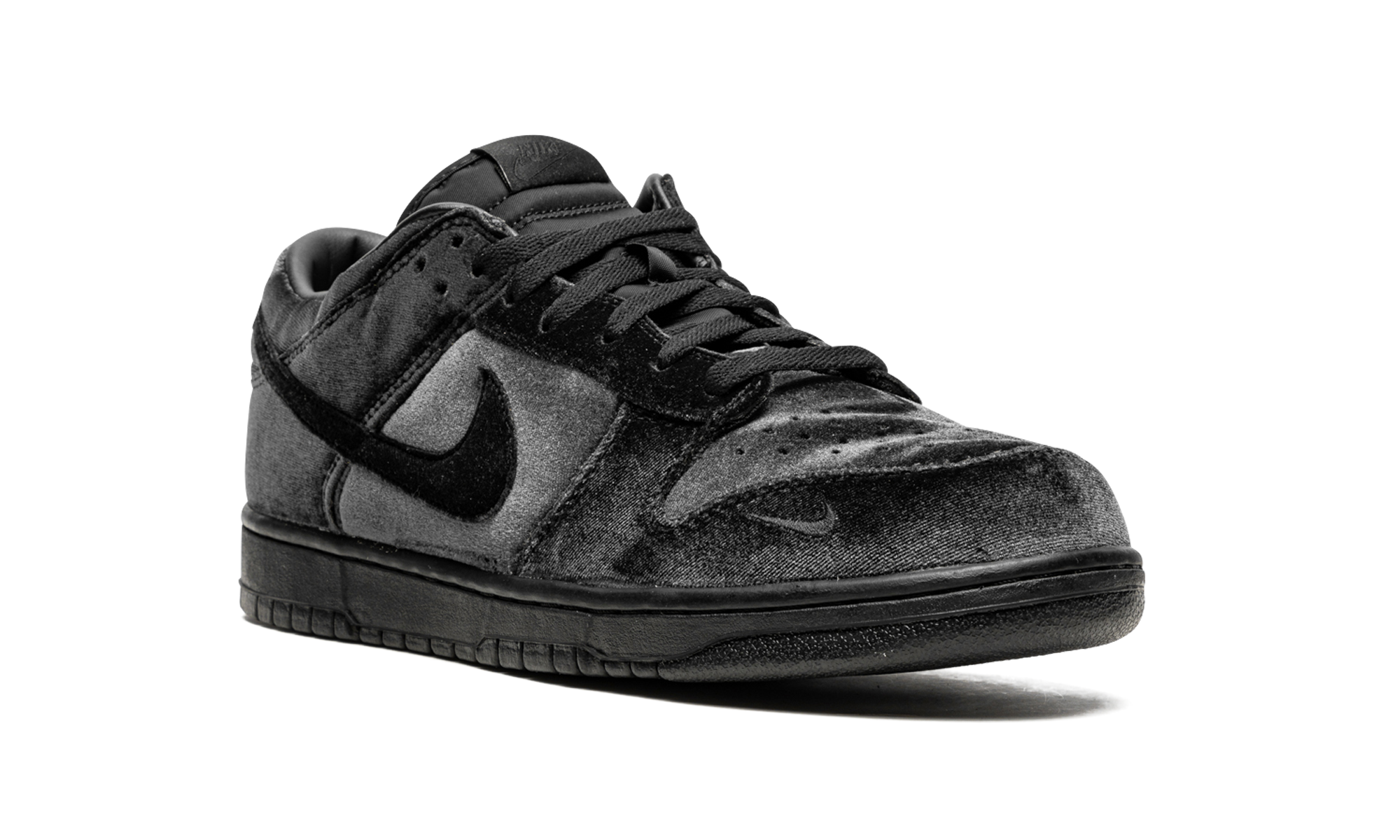 nike dunk low dover street market triple black velvet+DH2686-002+diagnol right view