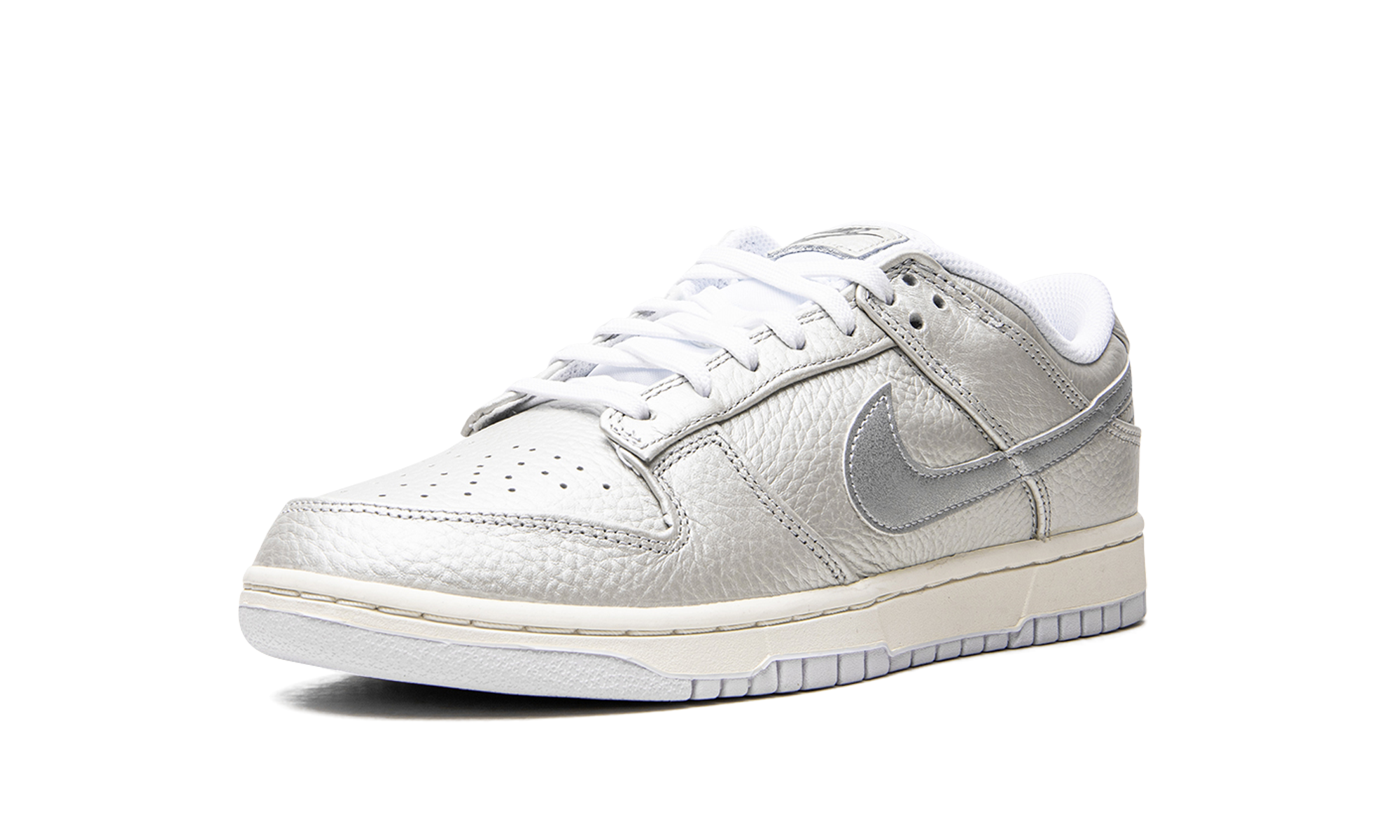 nike dunk low metallic silver+DX3197-095+left diagnol single view