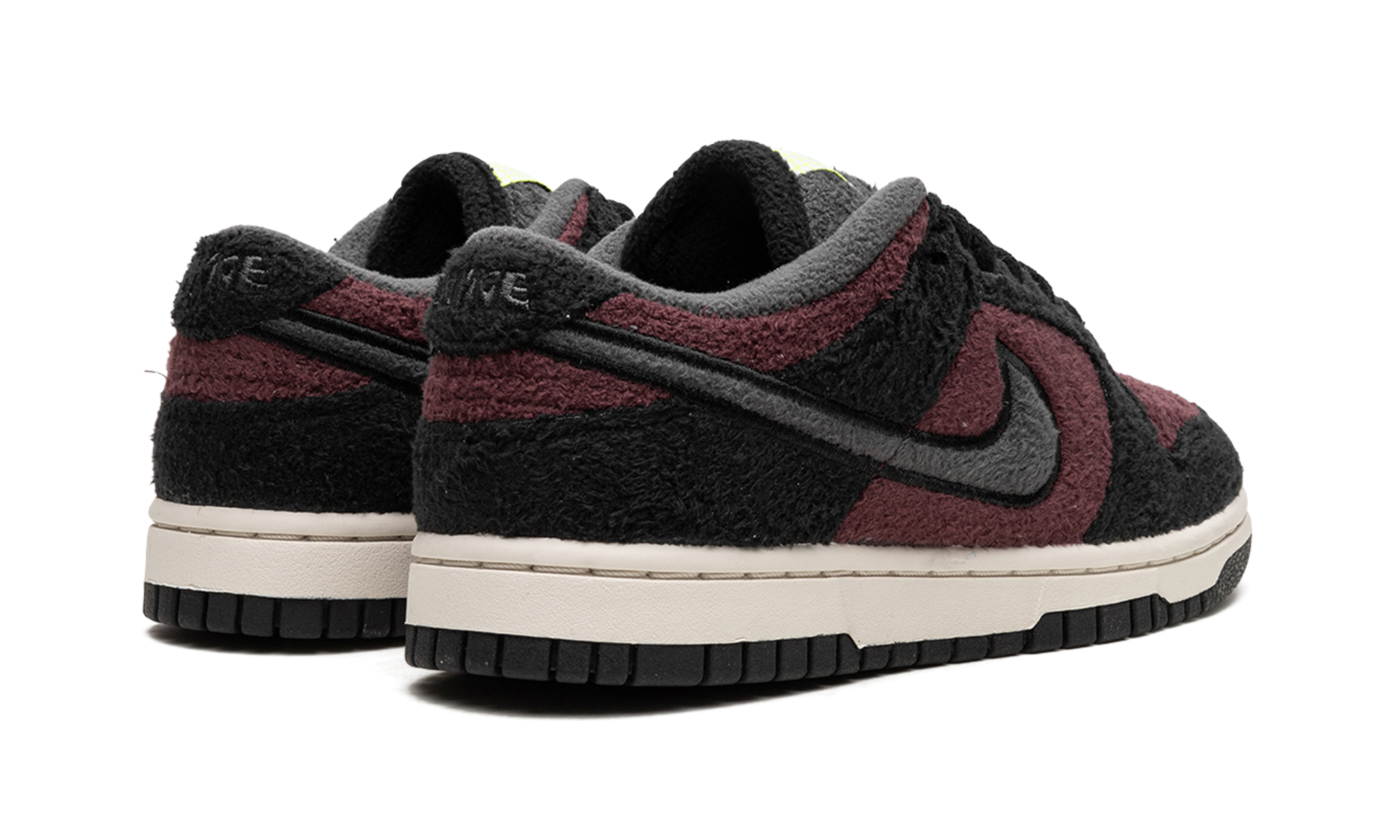 nike dunk low se fleece pack burgundy crush women s+DQ7579-600+diagnol right behind view