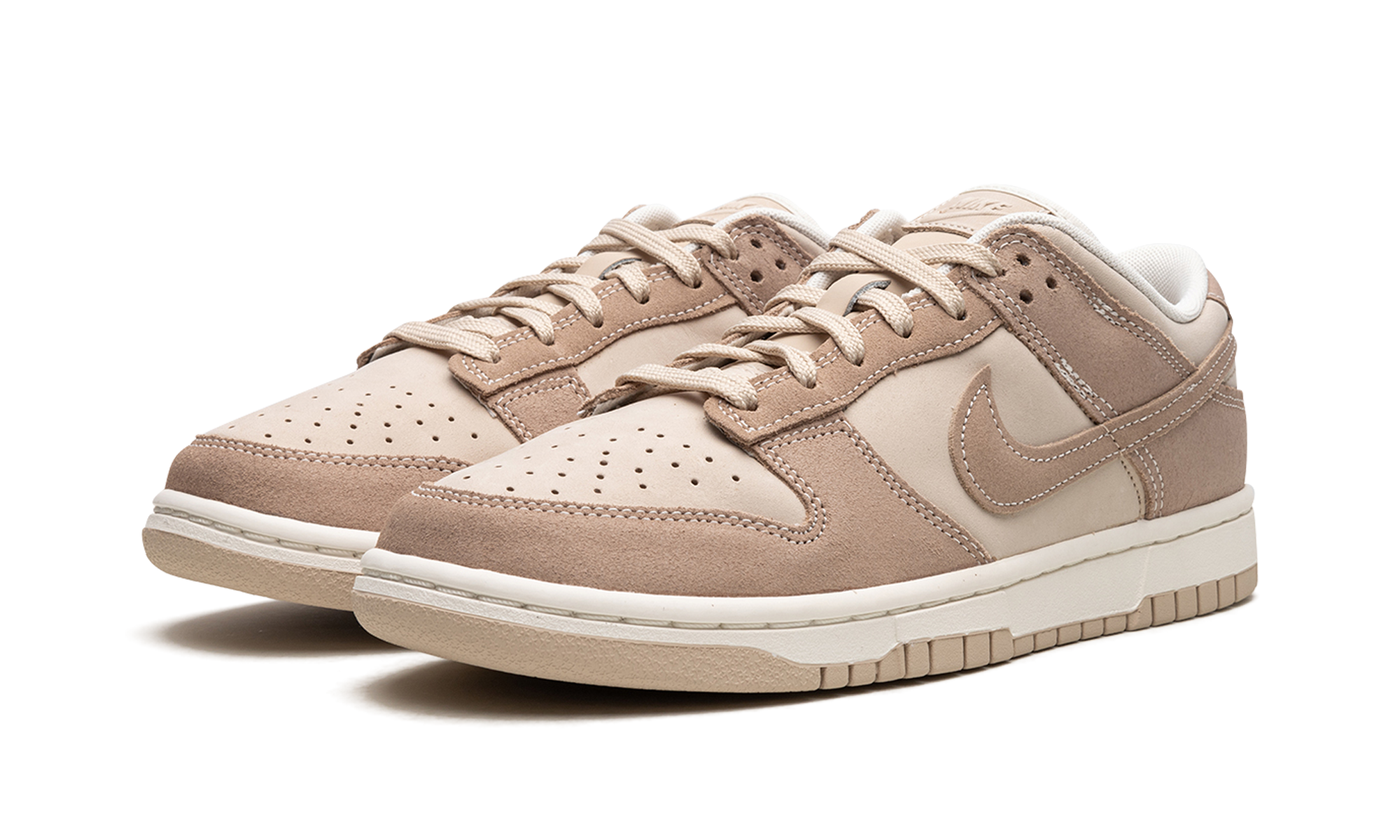 nike dunk low se sanddrift women s+FD0873-126+diagnol left view