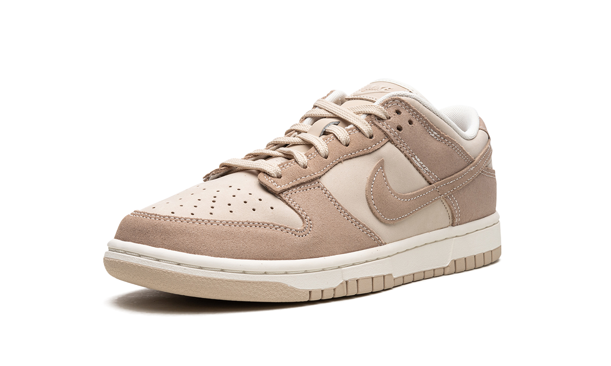 nike dunk low se sanddrift women s+FD0873-126+left diagnol single view