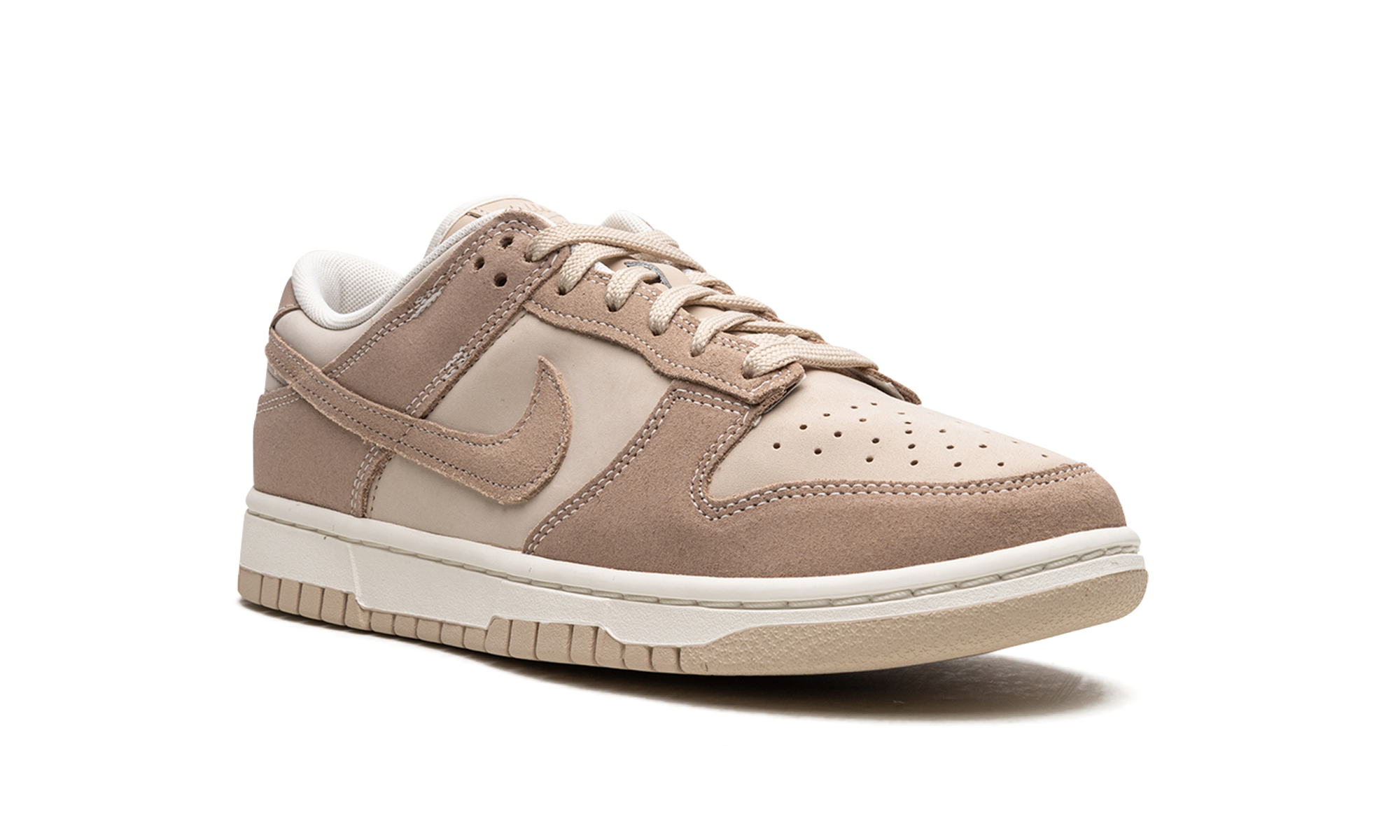 nike dunk low se sanddrift women s+FD0873-126+diagnol right view