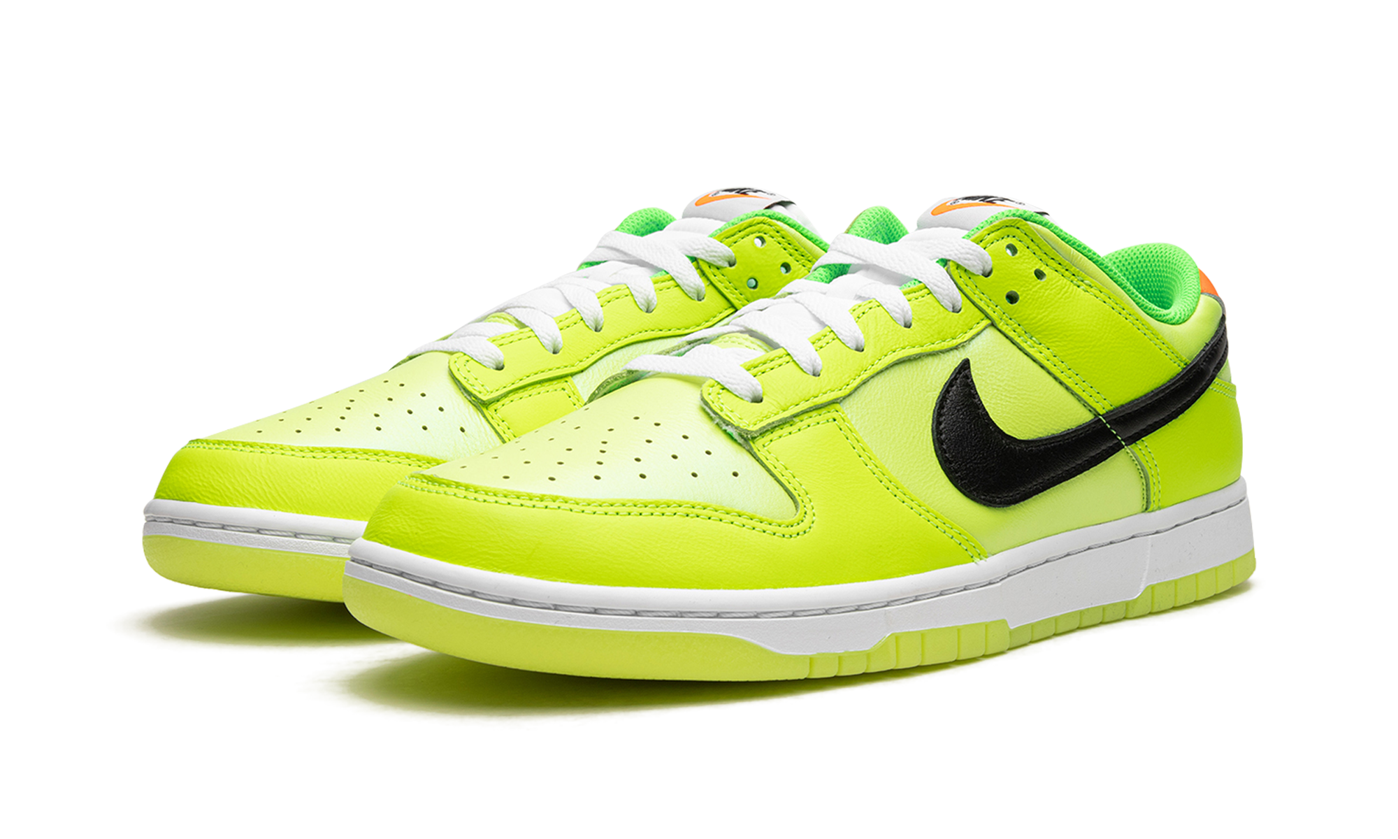 nike dunk low se splash volt+FJ4610-702+diagnol left view