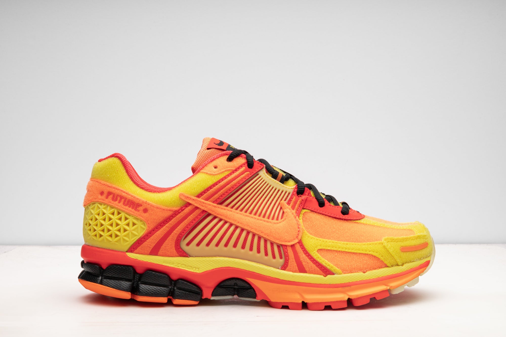 nike zoom vomero 5 doernbecher+FD9711-602+diagnol right view