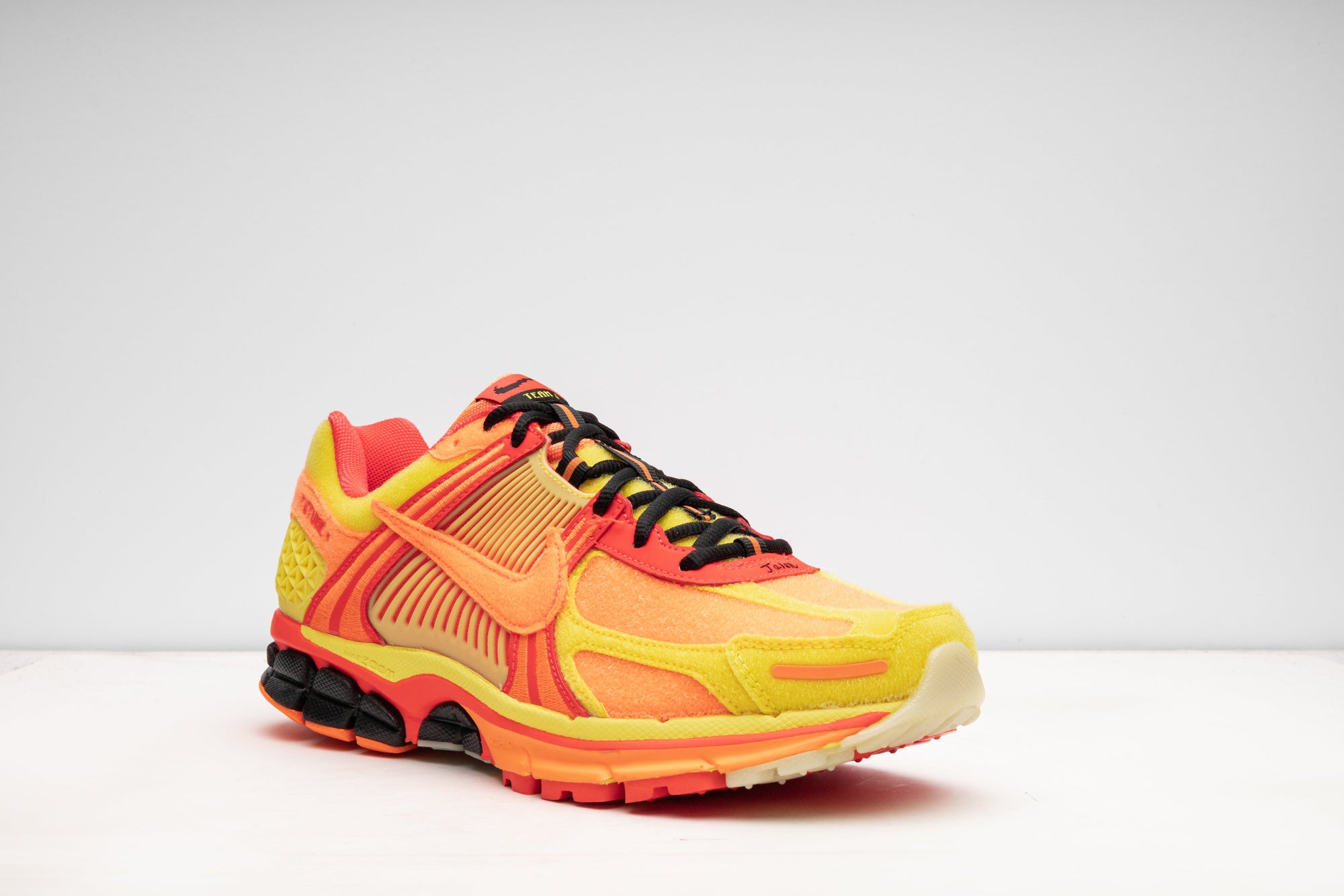 nike zoom vomero 5 doernbecher+FD9711-602+diagnol right view 2