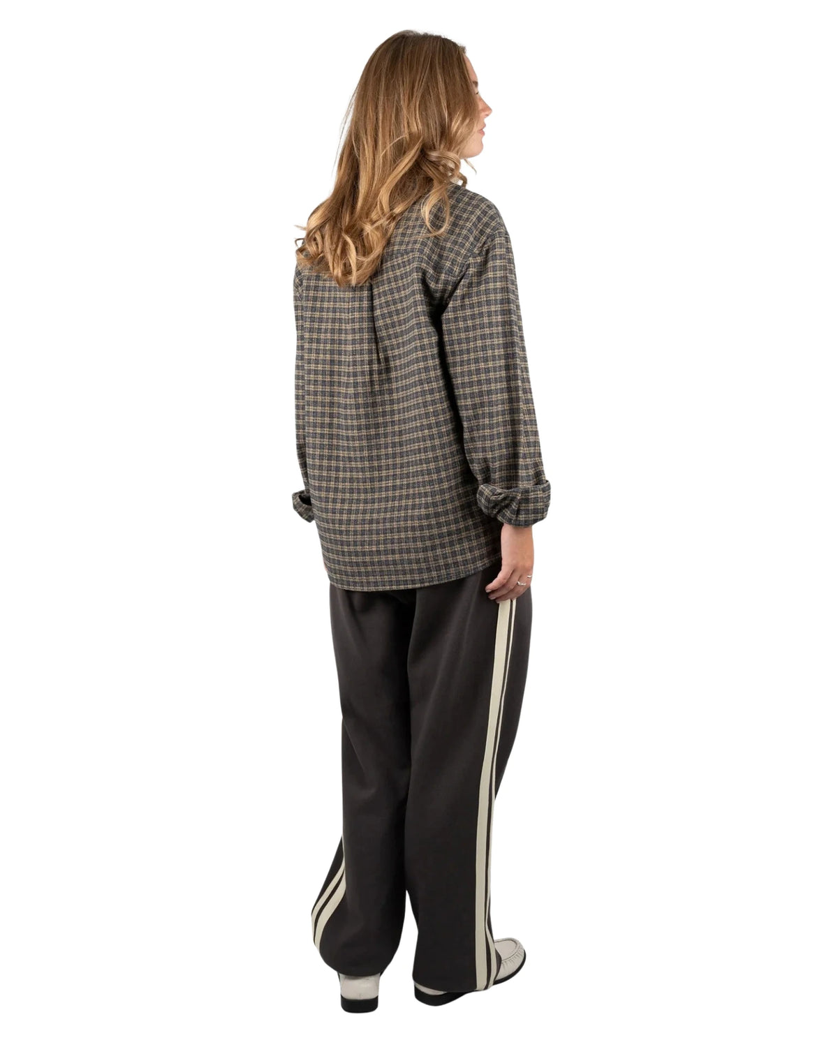 Prohibited Checkered Flannel Shirt in geel, gedragen door model - achteraanzicht