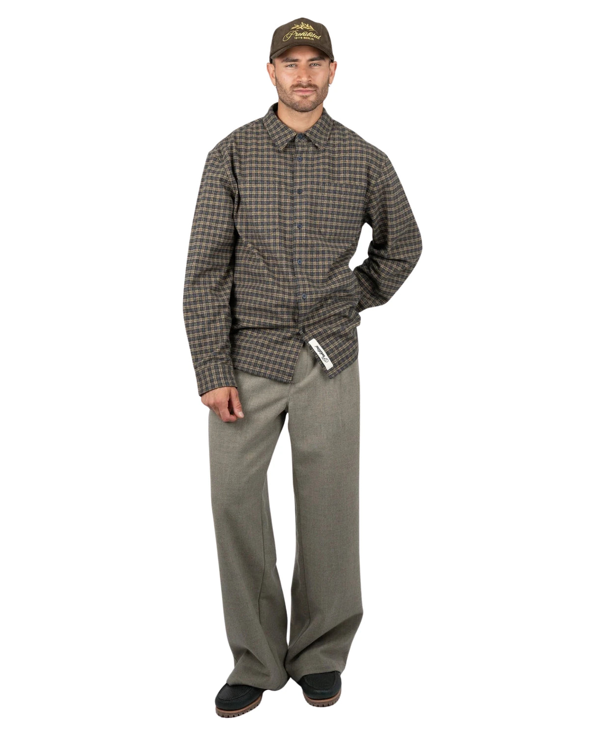 Prohibited Checkered Flannel Shirt in geel, gedragen door model - vooraanzicht