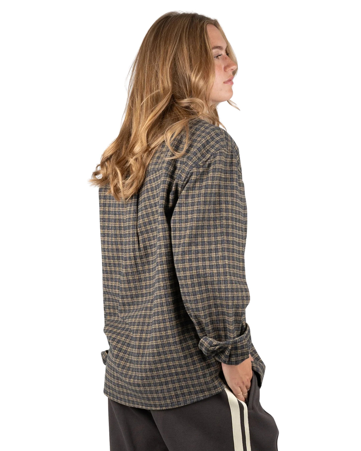 Prohibited Checkered Flannel Shirt in geel, gedragen door model - zijaanzicht