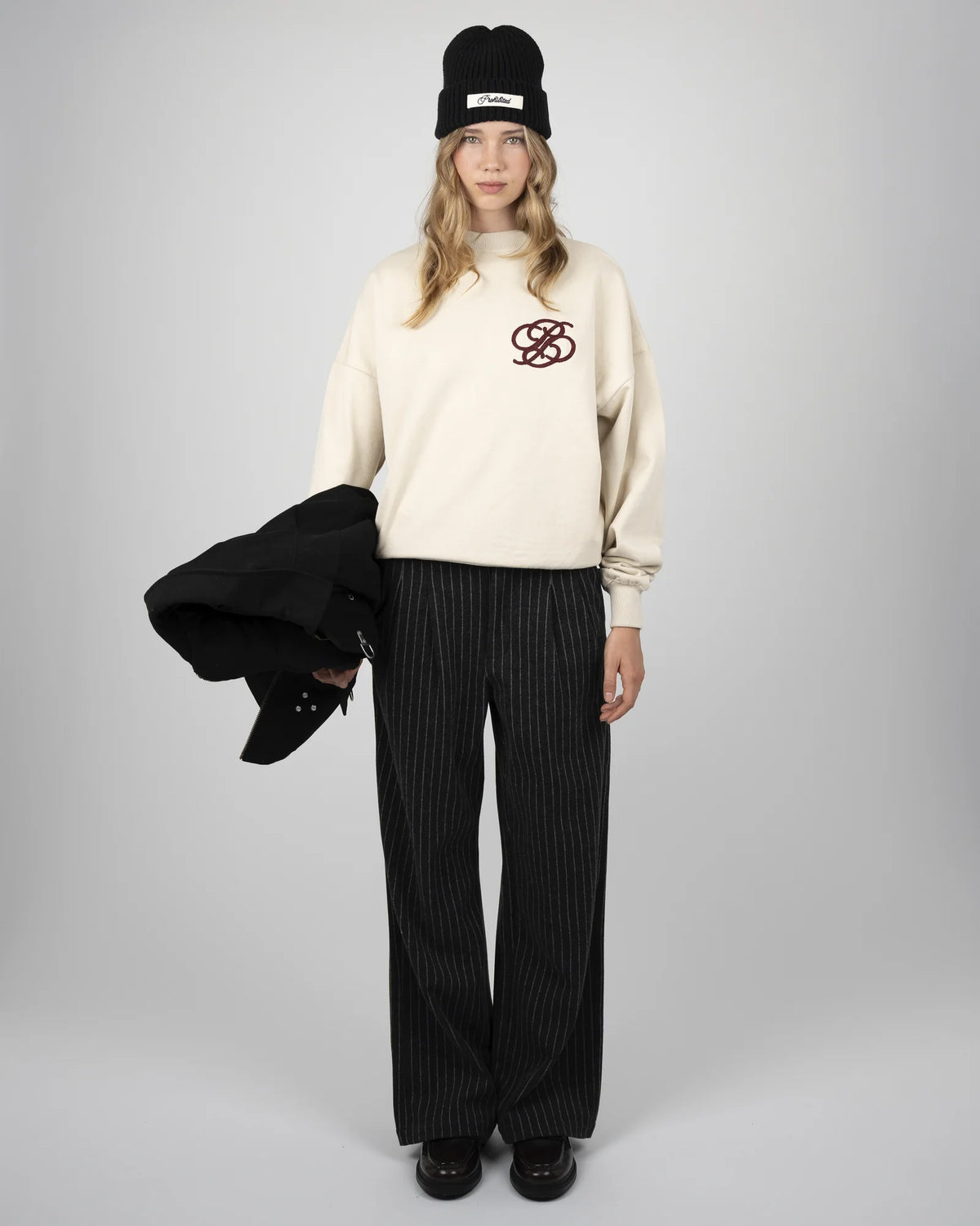 Prohibited College Days Crew Neck in ecru, gedragen door model