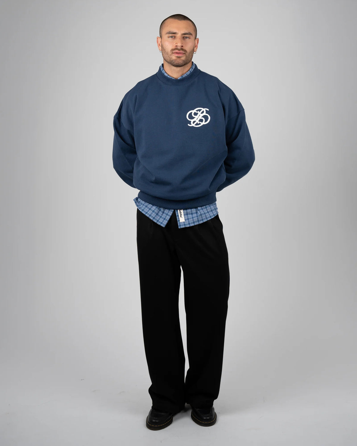 Prohibited College Days Crew Neck in oceaanblauw, gedragen door model