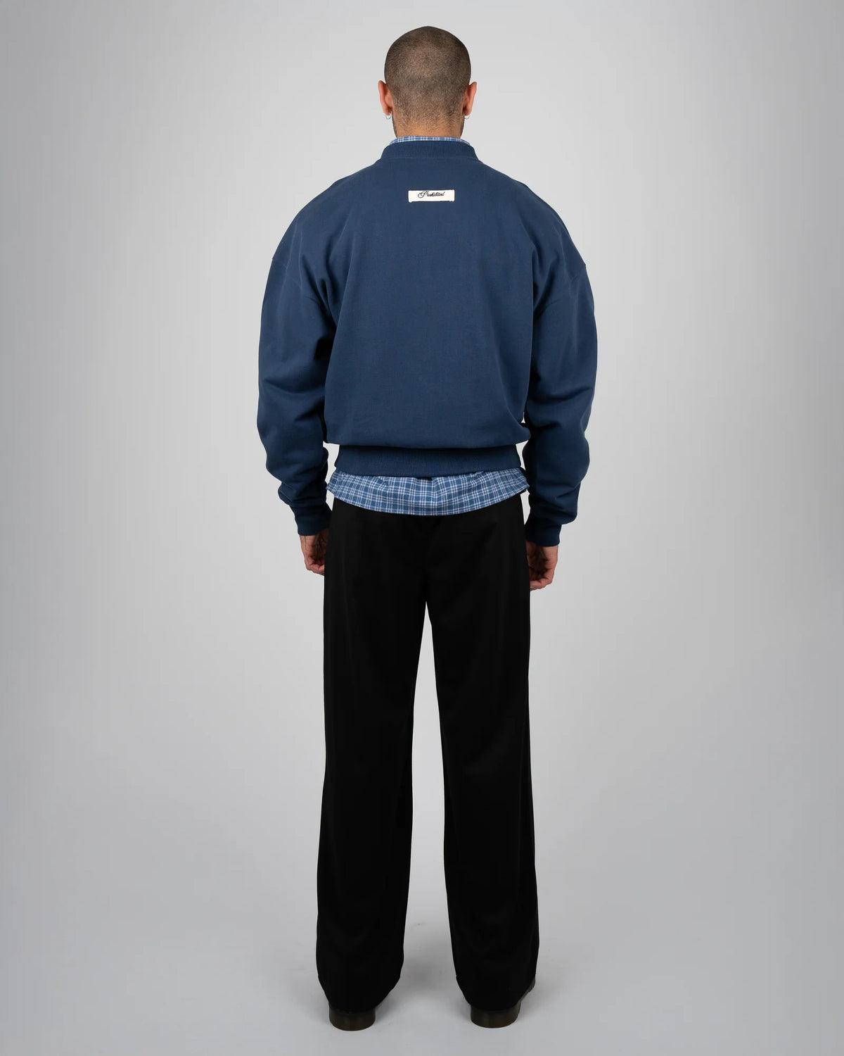 Prohibited College Days Crew Neck in oceaanblauw, gedragen door model