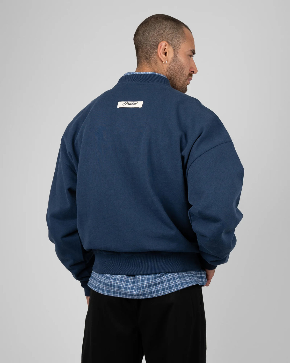 Prohibited College Days Crew Neck in oceaanblauw, gedragen door model