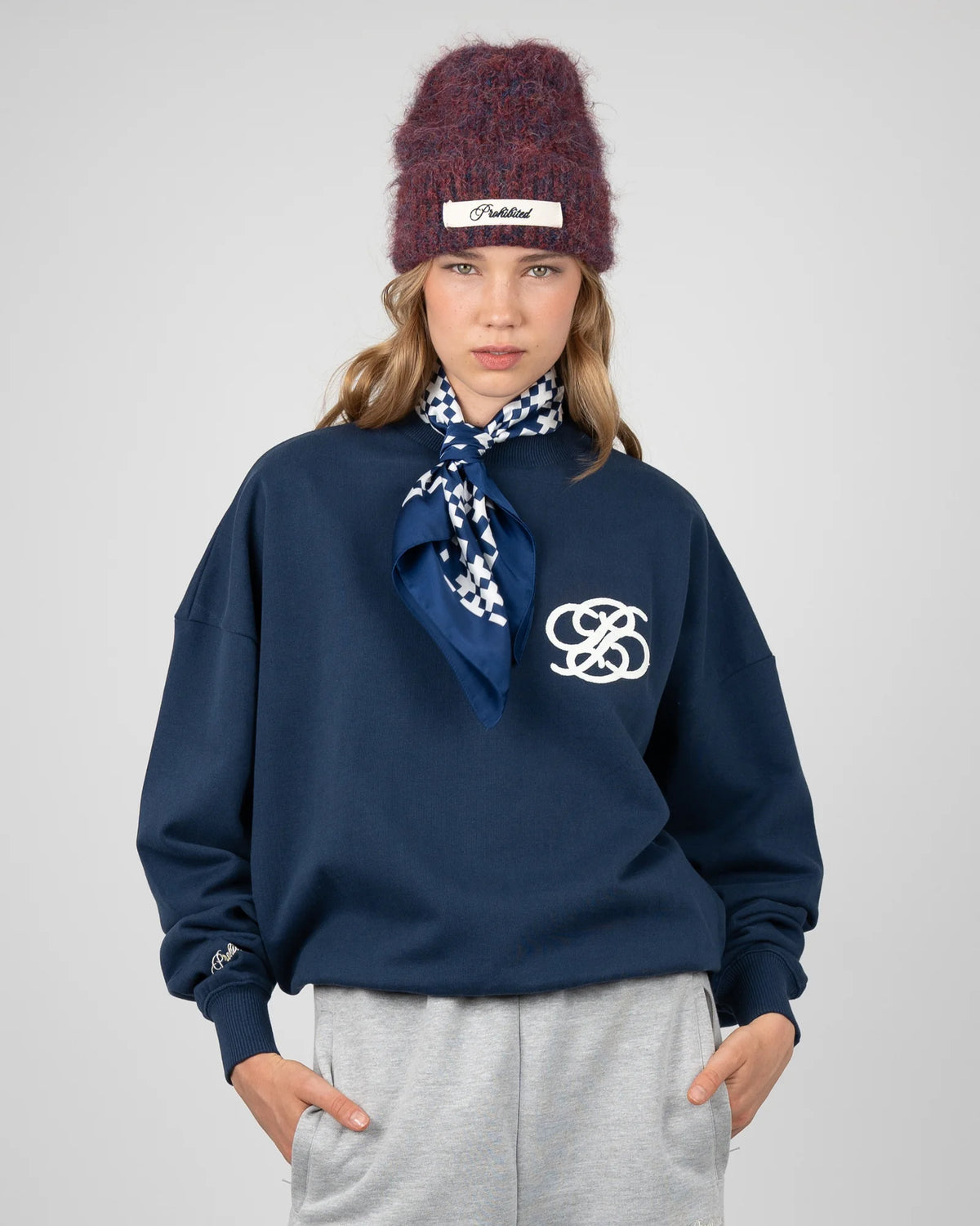 Prohibited College Days Crew Neck in oceaanblauw, gedragen door model