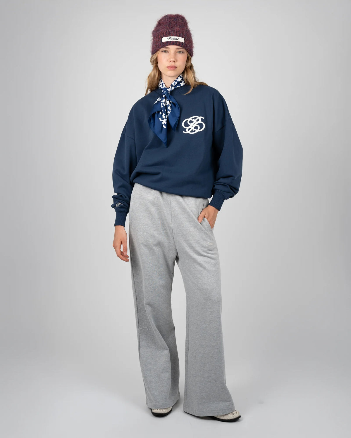 Prohibited College Days Crew Neck in oceaanblauw, gedragen door model