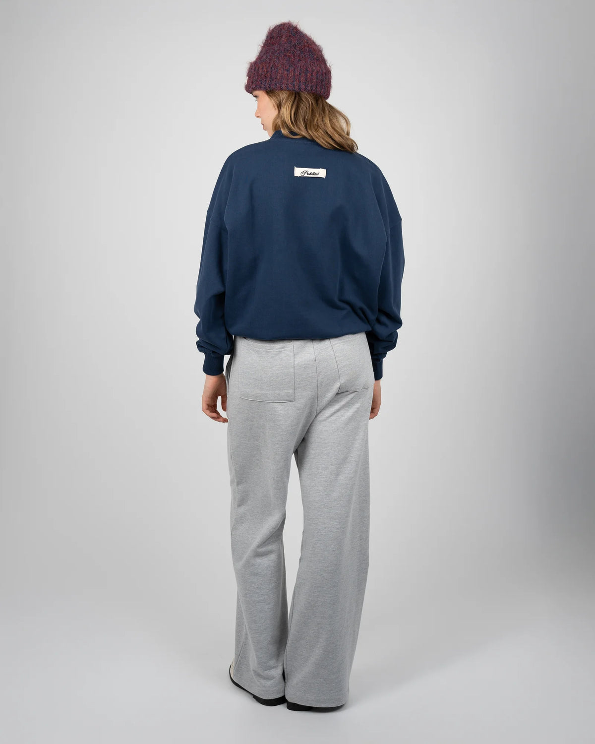 Prohibited College Days Crew Neck in oceaanblauw, gedragen door model