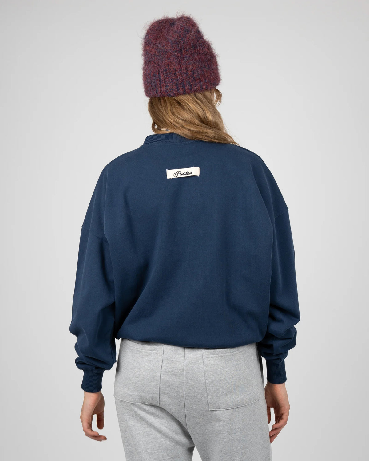 Prohibited College Days Crew Neck in oceaanblauw, gedragen door model