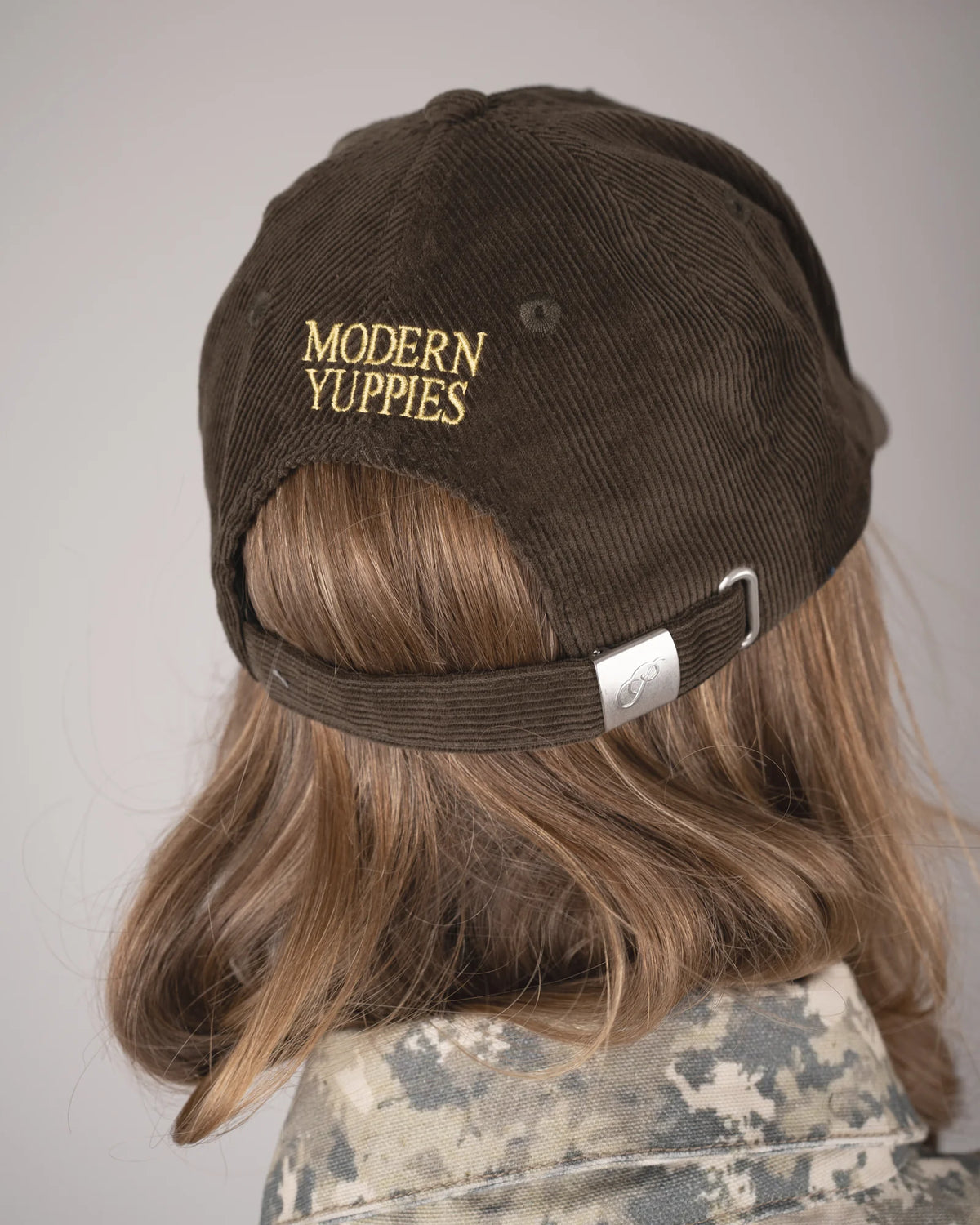 Prohibited Leaf Corduroy Cap in donkergroen, gedragen door model