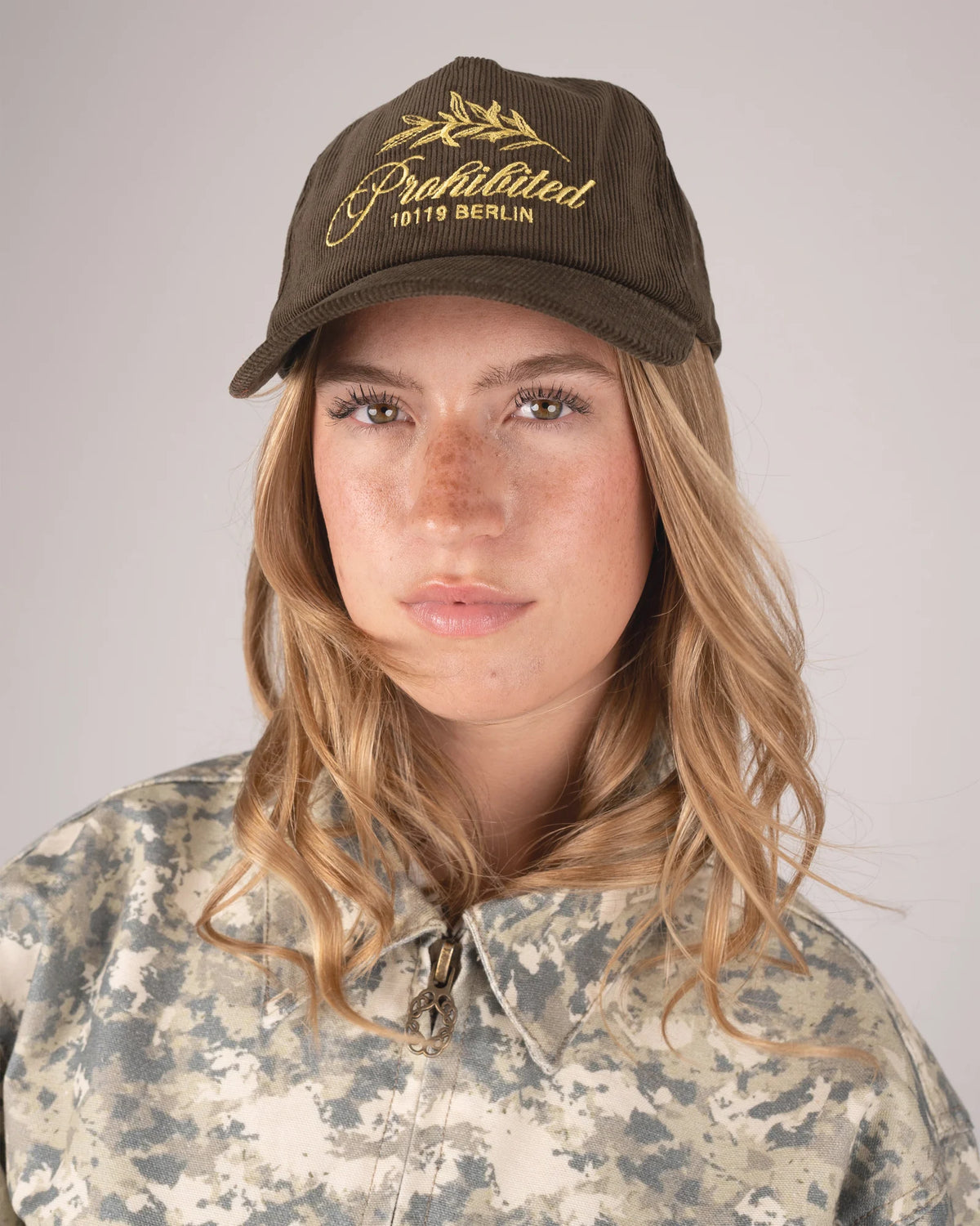 Prohibited Leaf Corduroy Cap in donkergroen, gedragen door model