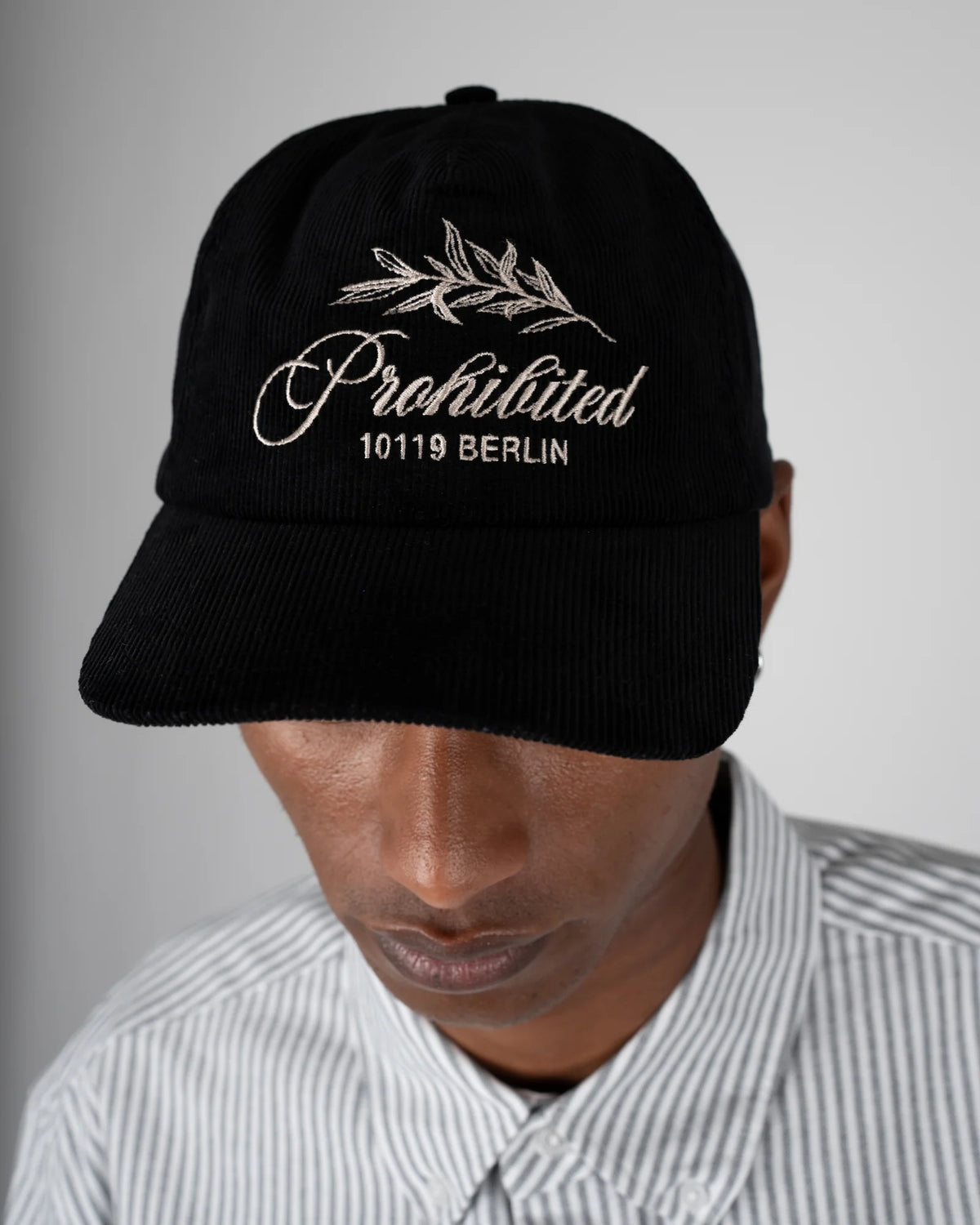Prohibited Leaf Corduroy Cap in zwart, gedragen door model