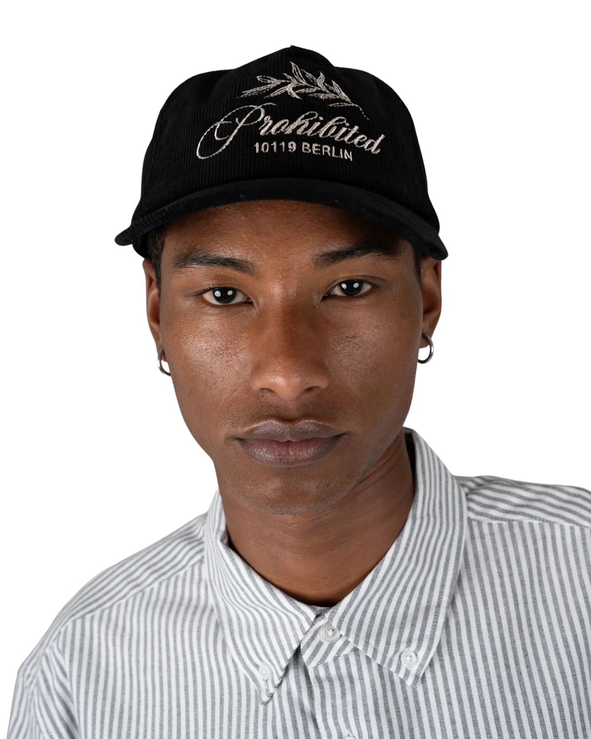 Prohibited Leaf Corduroy Cap in zwart, gedragen door model