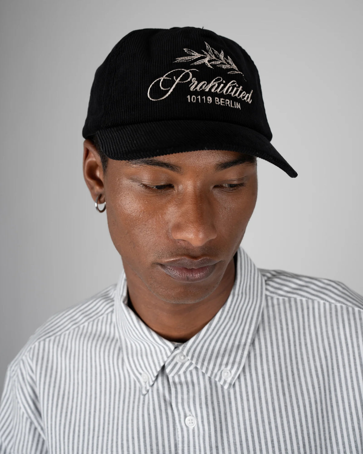 Prohibited Leaf Corduroy Cap in zwart, gedragen door model