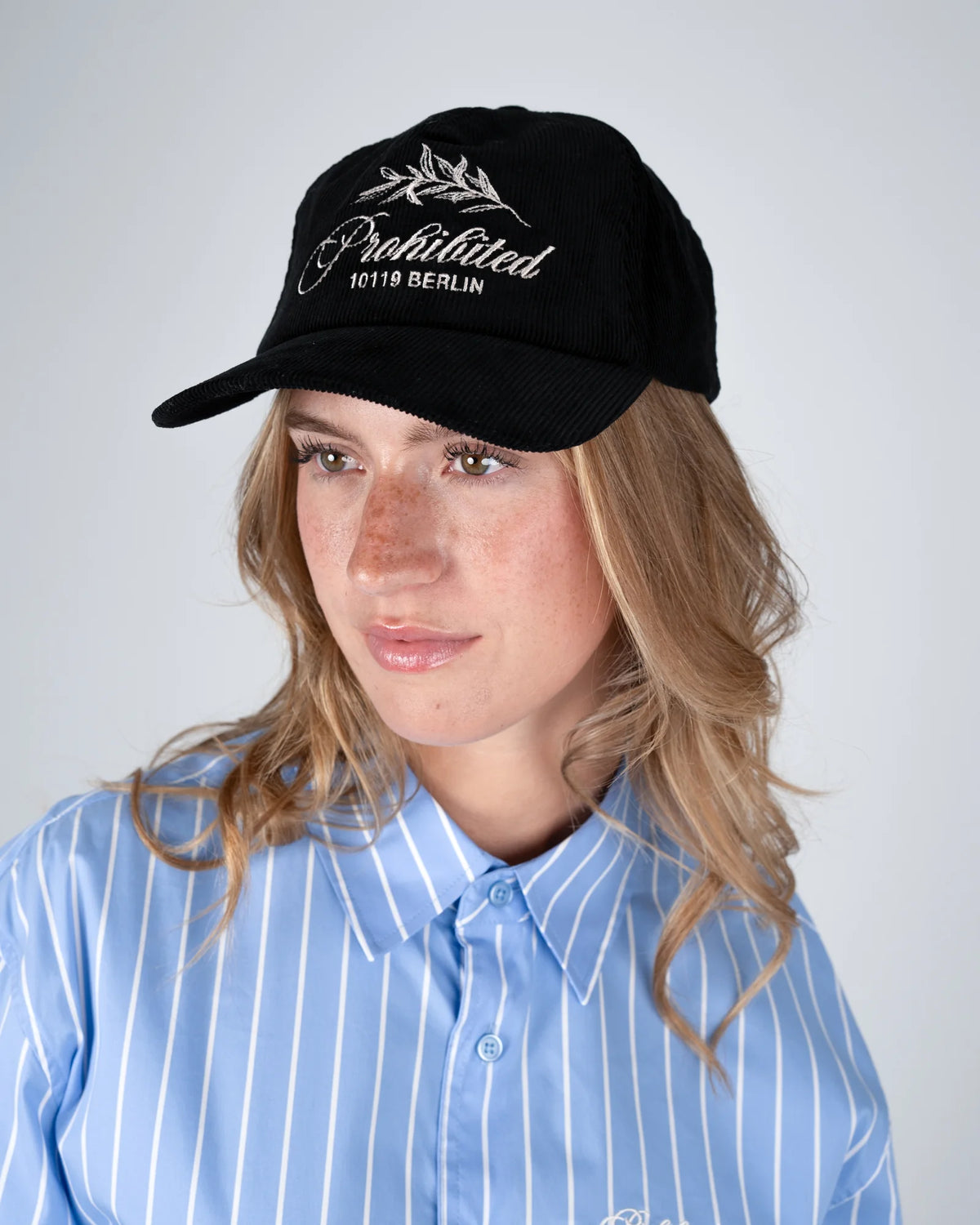Prohibited Leaf Corduroy Cap in zwart, gedragen door model