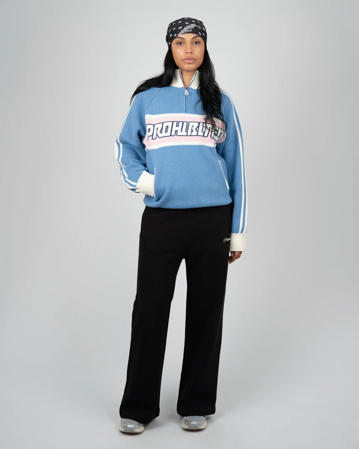 Prohibited Letterman Knitted Quarter Zip in lichtblauw, gedragen door model