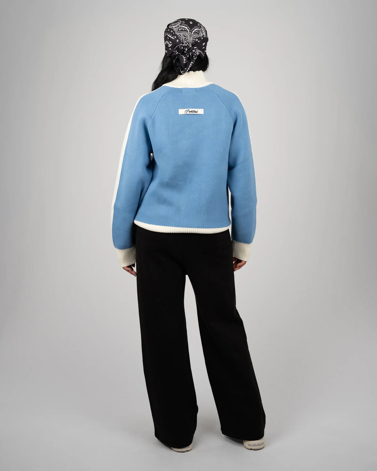 Prohibited Letterman Knitted Quarter Zip in lichtblauw, gedragen door model