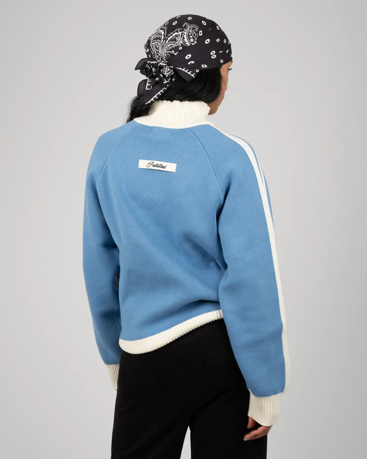 Prohibited Letterman Knitted Quarter Zip in lichtblauw, gedragen door model
