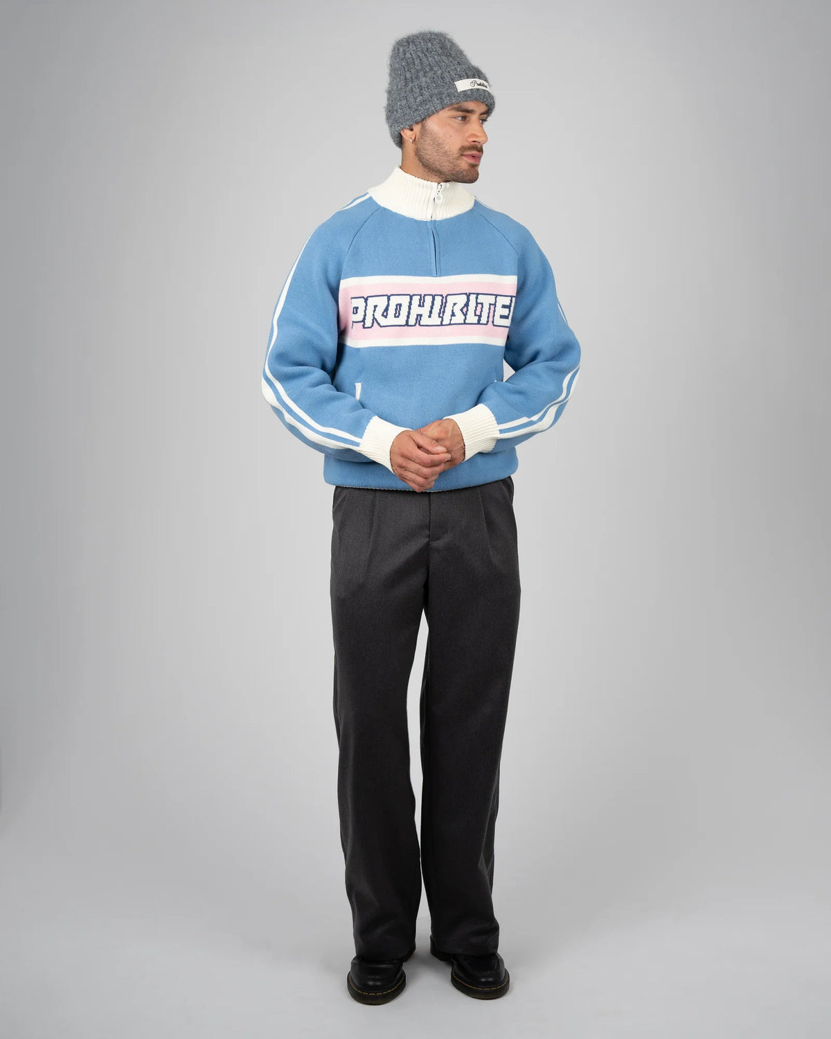 Prohibited Letterman Knitted Quarter Zip in lichtblauw, gedragen door model