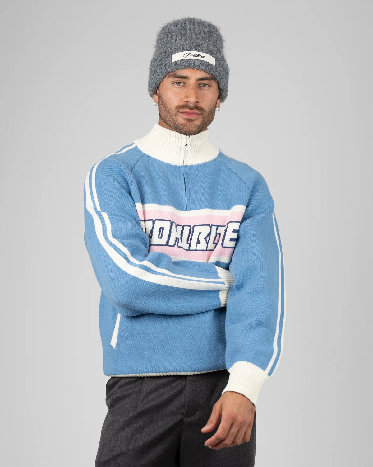 Prohibited Letterman Knitted Quarter Zip in lichtblauw, gedragen door model