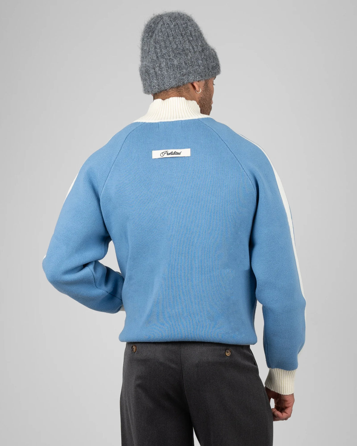 Prohibited Letterman Knitted Quarter Zip in lichtblauw, gedragen door model