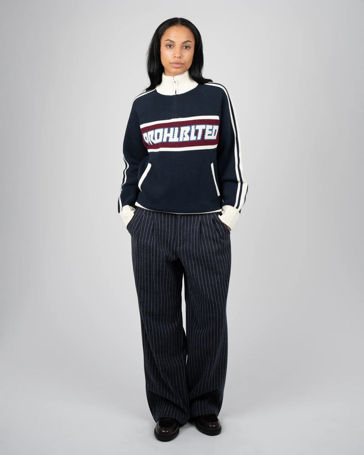 Prohibited Letterman Knitted Quarter Zip in marineblauw, gedragen door model
