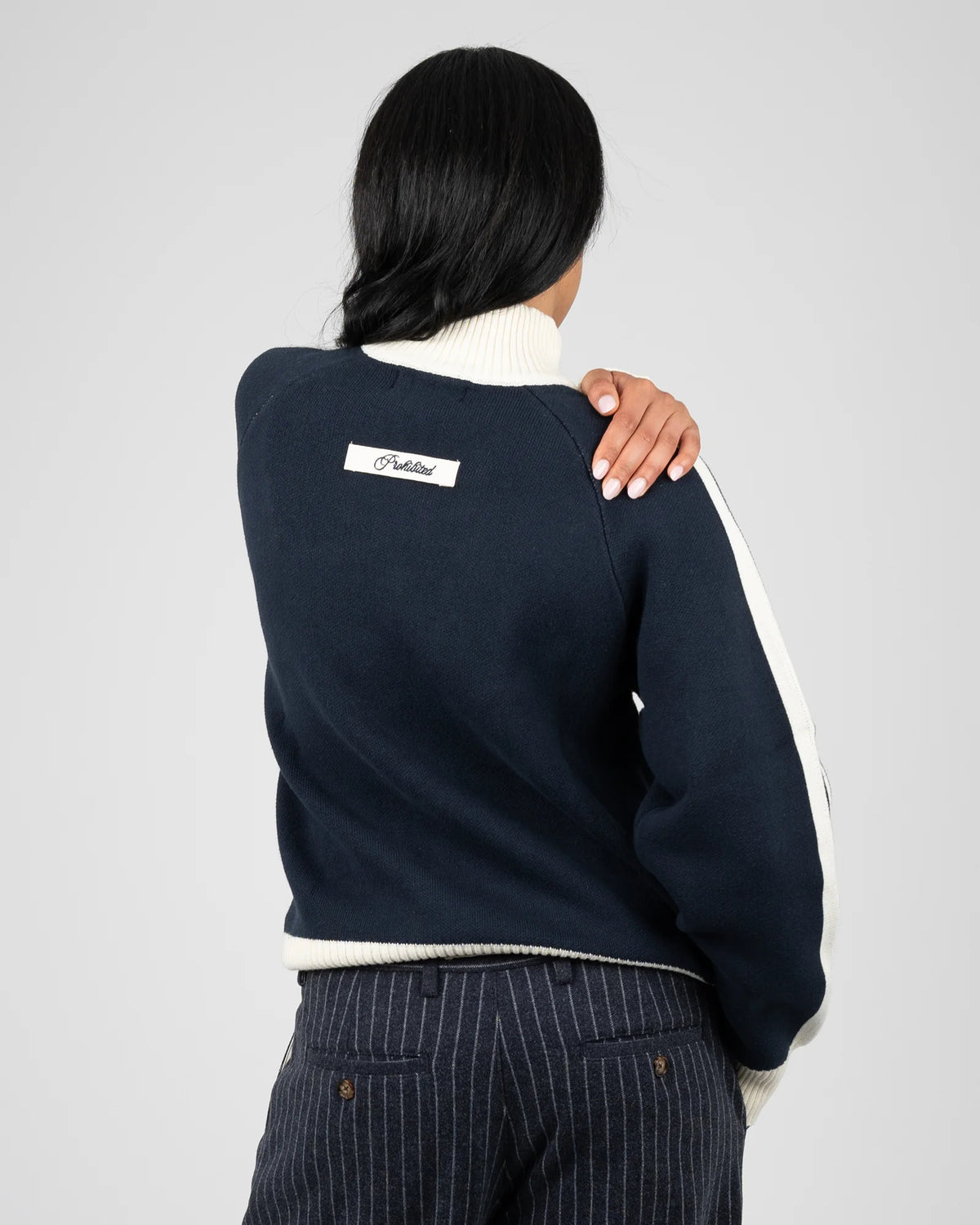 Prohibited Letterman Knitted Quarter Zip in marineblauw, gedragen door model