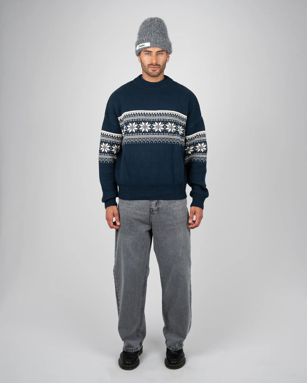 Prohibited Nordic Knit Sweater in marineblauw, gedragen door model